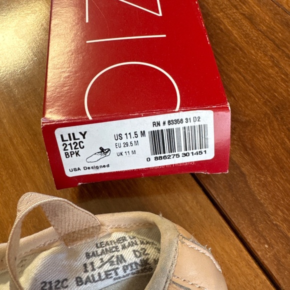 Capezio ballet shoes girl size 11.5 - Picture 3 of 3